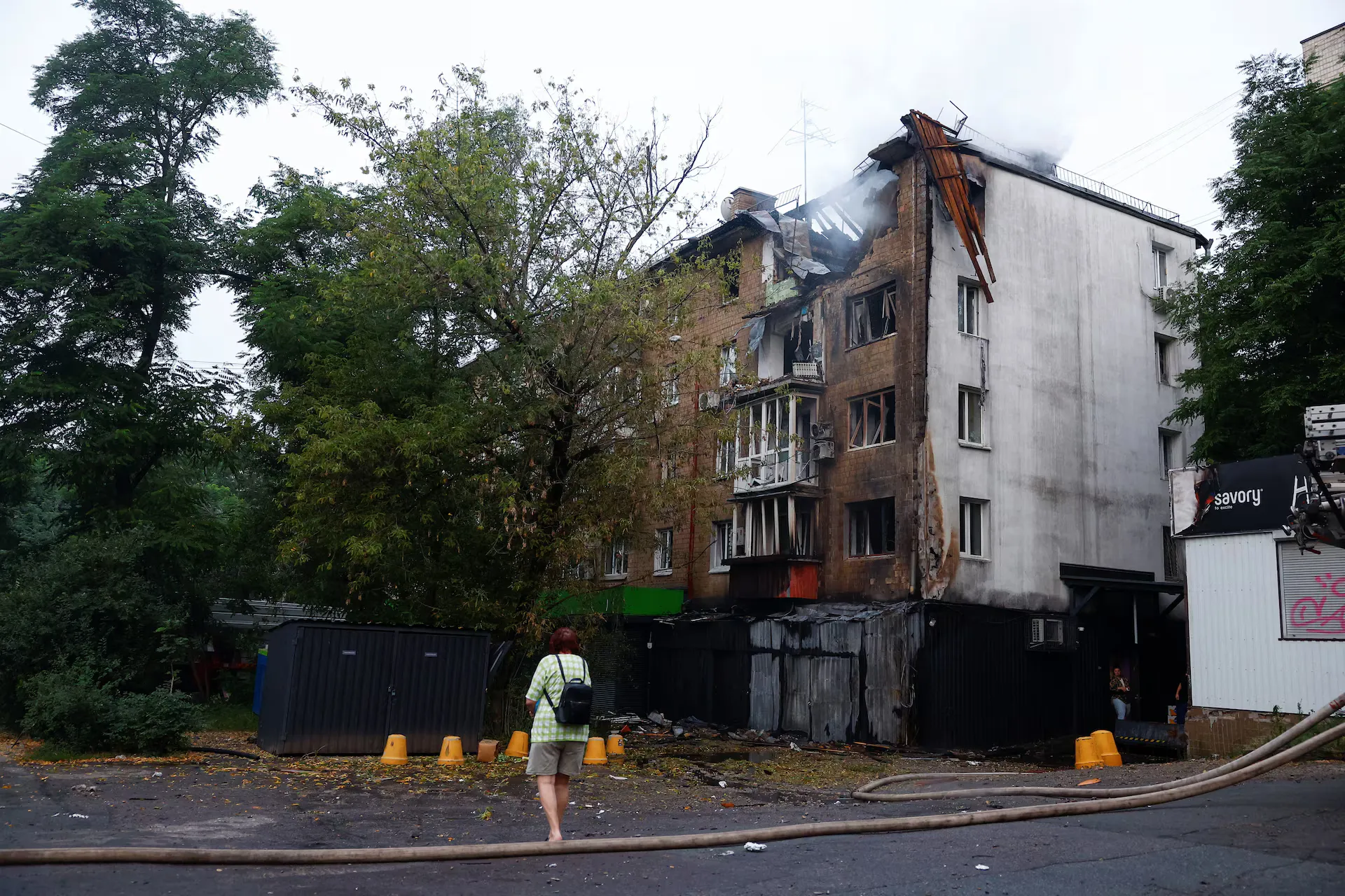 Мешканець проходить повз місце, де розташований житловий будинок, пошкоджений під час російських ударів безпілотниками та ракетами в ході російської агресії проти України, в Києві, Україна, 10 липня 2025 року.